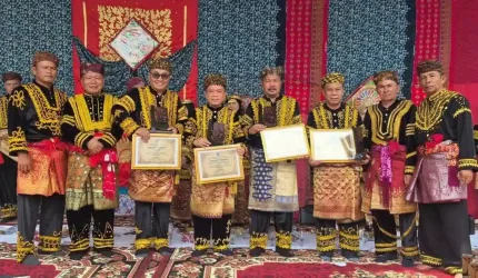 Wali Kota Alfin menerima gelar adat Depati Susun Negroi Tanoh Sunge Pnoh pada Kenduri Sko Enam Luhah Sungai Penuh 2026