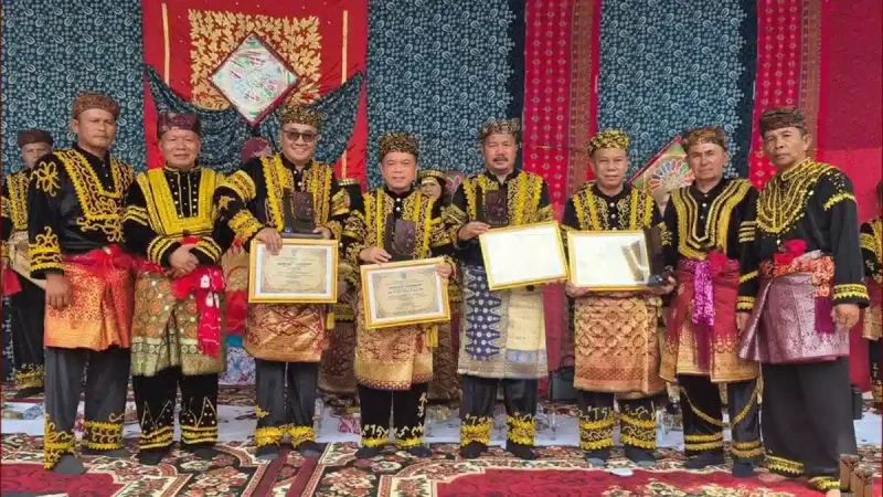 Gubernur Jambi Al Haris,Walikota Sungai Penuh Alfin dan Bupati kerinci Monadi Mendapat Gelar Adat Dari 5 Luhah Sungai Penuh
