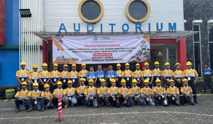 Siswa SMK mengikuti Lomba Kompetensi Siswa Teknik Alat Berat yang diselenggarakan PT United Tractors di empat provinsi Indonesia.