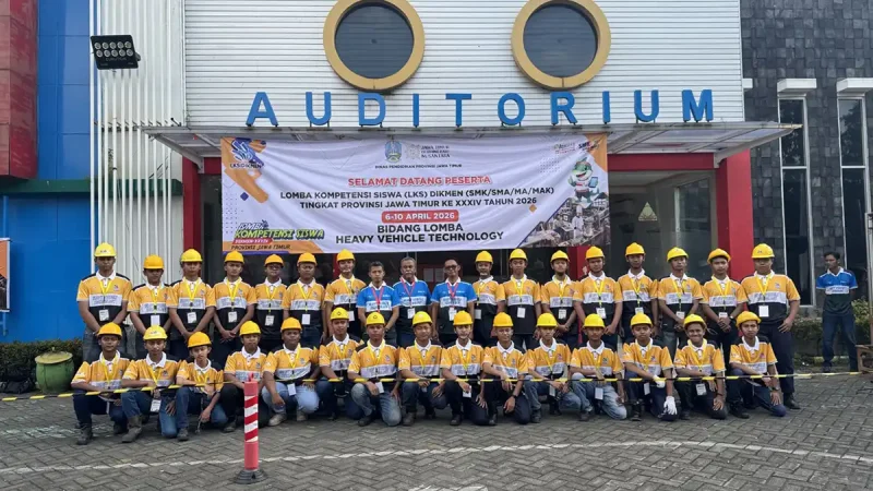 Siswa SMK mengikuti Lomba Kompetensi Siswa Teknik Alat Berat yang diselenggarakan PT United Tractors di empat provinsi Indonesia.